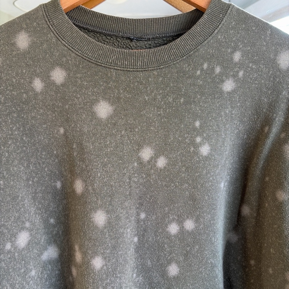 Super soft green and white crewneck sweatshirt - Picture 2 of 3